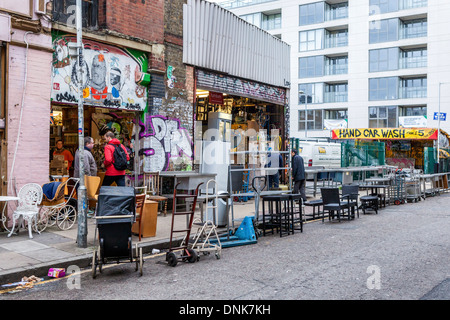 I negozi per la vendita di seconda mano beni usati, i mobili e gli oggetti collezionabili in pancetta Street, Off Brick Lane, East London, Regno Unito Foto Stock