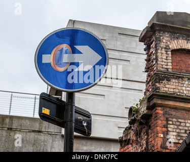 Simbolico di arte di strada - Segno di Euro Andando un modo - rovinato segno di traffico in Brick Lane, East London, Regno Unito Foto Stock