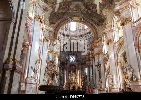 Navata della chiesa di St Nicholas; Mala Strana quartiere; Praga, Repubblica Ceca Foto Stock