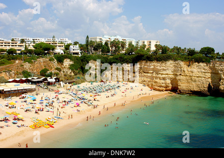 Scogliere e Spiaggia di Armacao de Pera Algarve Portogallo Foto Stock