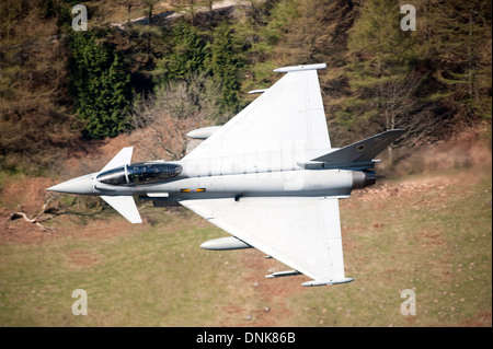 RAF, typhoon,f2, Eurofighter, FGR4, multi-ruolo, combattimenti aerei, velocità, veloce, mach loop, livello basso, il Galles del nord, Foto Stock