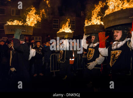 Allendale Tar Bar'l processione Vigilia di Capodanno 2013 Foto Stock