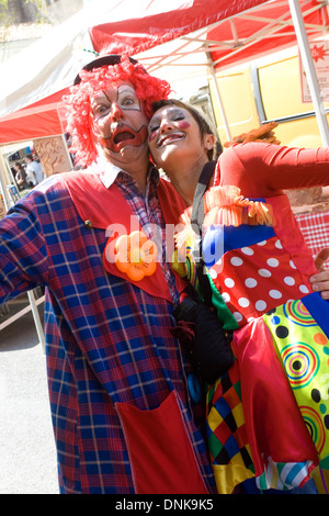 Festaioli a un carnevale estivo nel villaggio di Murvielles, Languedoc, Francia Foto Stock