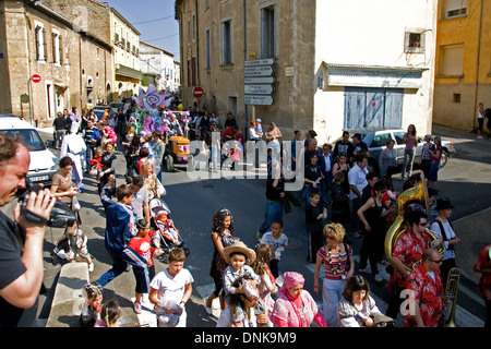 Festaioli a un carnevale estivo nel villaggio di Murvielles, Languedoc, Francia Foto Stock