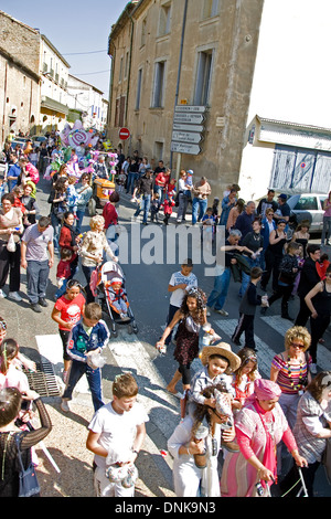 Festaioli a un carnevale estivo nel villaggio di Murvielles, Languedoc, Francia Foto Stock