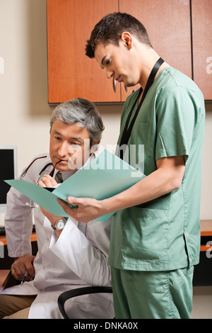 Il tecnico che mostra relazione al medico Foto Stock