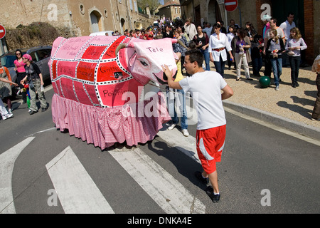 Festaioli a un carnevale estivo nel villaggio di Murvielles, Languedoc, Francia Foto Stock