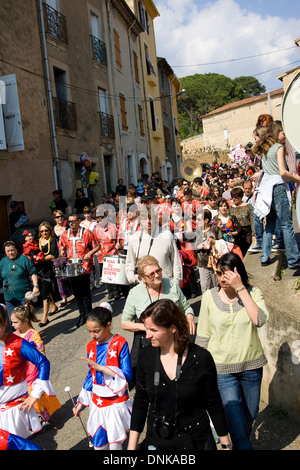 Festaioli a un carnevale estivo nel villaggio di Murvielles, Languedoc, Francia Foto Stock