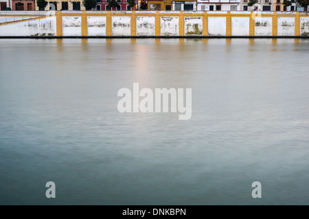 Una lunga esposizione shot del fiume Guadalquivir e Calle Betis, Siviglia, Spagna Foto Stock