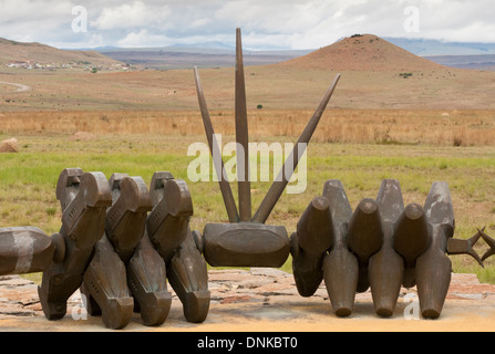 Parte del bronzo guerriero Zulu Collana a Isandlwana Zulu Memorial Foto Stock