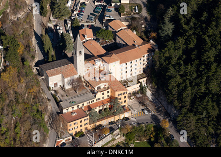 VISTA AEREA. Chiesa di Saint-Mary. Peille, Alpes-Maritimes, il backcountry della Costa Azzurra, Francia. Foto Stock