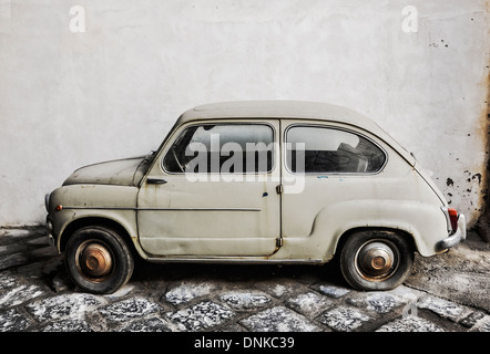 Bianco vecchia vettura italiana, Fiat Seicento Foto Stock