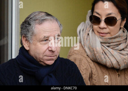 Grenoble, Francia. 01 gen 2014. Presidente della Federazione Internationale de l'Automobile (FIA) Jean Todt e sua moglie, attrice Michelle Yeoh, lasciare il "Centre Hospitalier Universitaire' (CHU) ospedale a Grenoble, nei pressi delle Alpi Francesi, Francia, 01 gennaio 2014. Formula pensione uno tedesco racing driver Michael Schumacher è ancora in una condizione critica, dopo aver subito la chirurgia di emergenza dopo essere stati ammessi in un coma con un trauma cranico a seguito di un incidente di sci in Méribel, secondo l'ospedale di Grenoble. Foto: David Ebener/dpa/Alamy Live News Foto Stock