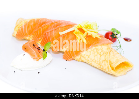 Uova strapazzate con carne di salmone su uno sfondo bianco nel ristorante Foto Stock