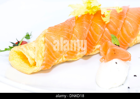 Uova strapazzate con carne di salmone su uno sfondo bianco nel ristorante Foto Stock