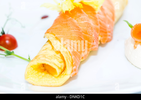 Uova strapazzate con carne di salmone su uno sfondo bianco nel ristorante Foto Stock
