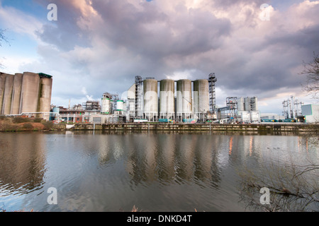 Petro Chemical factory sulle rive del Manchester ship canal Foto Stock