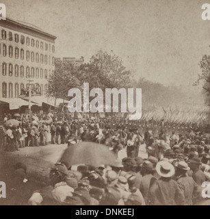 La folla a guardare il Grand recensione dell'esercito dell'Unione sulla Pennsylvania Avenue, Washington, D.C., 23-24 maggio, 1865. Foto Stock