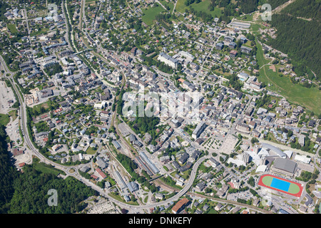 VISTA AEREA. Città di Chamonix, alta Savoia, Auvergne-Rhône-Alpes, Francia. Foto Stock