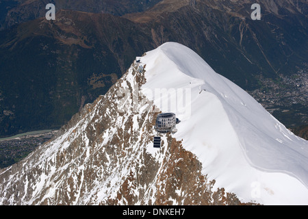 VISTA AEREA. Aiguille du Gouter (altitudine: 3863 m) con il suo rifugio ovoide. Chamonix Mont-Blanc, Haute-Savoie, Auvergne-Rhône-Alpes, Francia. Foto Stock