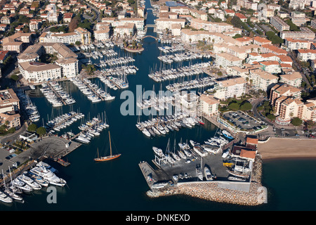 VISTA AEREA. Port-Fréjus. Saint-Raphaël, Var, Costa Azzurra, Francia. Foto Stock