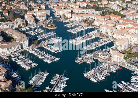 VISTA AEREA. Port-Fréjus. Saint-Raphaël, Var, Costa Azzurra, Francia. Foto Stock