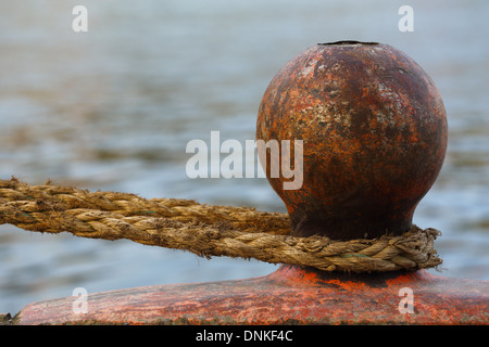 Bollard con una corda su un deck. paesaggio, nessuno, close up Foto Stock