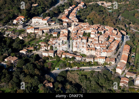 VISTA AEREA. Arroccato borgo medievale. Ramatuelle, Var, Costa Azzurra, Francia. Foto Stock