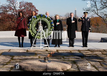 Il Presidente Usa Barack Obama sta con la First Lady Michelle Obama, ex Presidente Bill Clinton, Hillary Clinton e gli altri durante una ghirlanda recante cerimonia presso il recinto del Presidente John F. Kennedy presso il Cimitero Nazionale di Arlington in occasione del cinquantesimo anniversario dell'assassinio Novembre 20, 2013 in Arlington, VA. Foto Stock