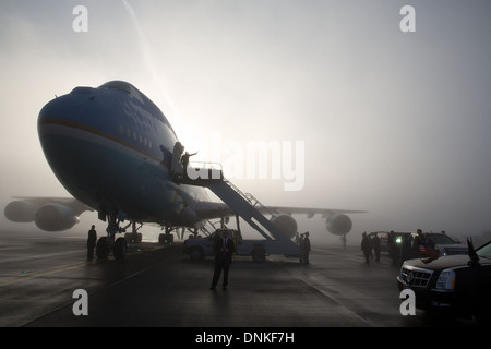 Il Presidente Usa Barack Obama onde addio dalla Air Force uno dopo l'imbarco su un nebbioso giorno Novembre 25, 2013 a Seattle, Washington. Foto Stock