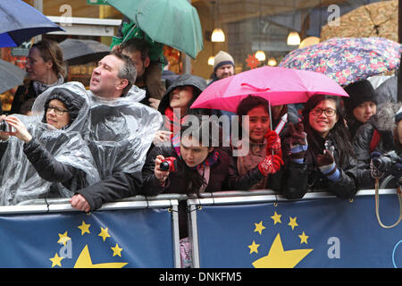 Londra, UK, 1 Gennaio 2014,folle attendere sotto la pioggia per il londinese di Capodanno Parade 2014 Credit: Keith Larby/Alamy Live News Foto Stock
