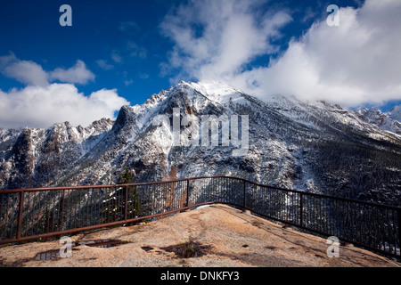 Kangaroo Ridge dal Washington passare affacciato sulla U.S. Autostrada 20 nella National Scenic corridoio del North Cascades. Foto Stock