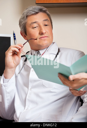 Medico di lettura Relazione medica Foto Stock