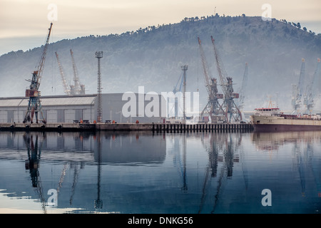 Zona Industriale porto con gru nella nebbia Foto Stock