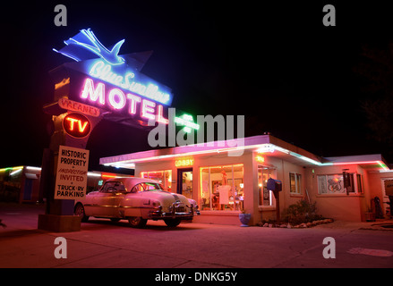 Route 66 il punto di riferimento azzurro Swallow Motel, Tucumcari con il vecchio neon e un 50s Pontiac Foto Stock