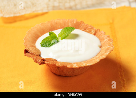 Fetta tazza riempita con crema di limone Foto Stock