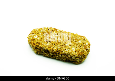 Weetabix cereali per la colazione unico biscotto duro tagliare lo sfondo bianco spazio copia Foto Stock