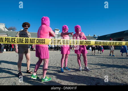 Boston, Massachusetts, USA. 1a gen, 2014. Centinaia di partecipanti braved acque ghiacciate del Dorchester Bay il giorno di nuovi anni di Boston per l annuale L Street brownie tuffo polare. L'organizzazione che si spaccia come il più antico polar bear club negli Stati Uniti, dedica la nuotata annualmente al passato e recentemente defunto Brownies. Credito: Geremia Robinson/ZUMA filo/ZUMAPRESS.com/Alamy Live News Foto Stock