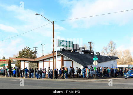 Denver, Colorado, Stati Uniti d'America - 01 gennaio 2014. La folla continuare per il gregge a retail i dispensari di marijuana durante tutta la giornata. I tempi di attesa presso la soluzione verde a Denver sono più di tre ore. Credit: Ed Endicott/Alamy Live News Foto Stock