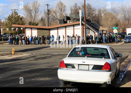 Denver, Colorado, Stati Uniti d'America - 01 gennaio 2014. Una città di Denver funzionario di polizia si affaccia sul monitor la folla come patroni continuare per il gregge a retail i dispensari di marijuana. Alla soluzione verde a Denver, i tempi di attesa per entrare nel dispensario sono più di tre ore. Credit: Ed Endicott/Alamy Live News Foto Stock