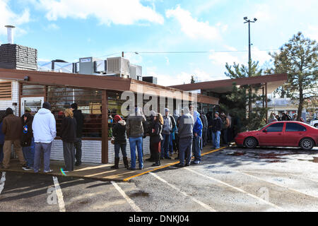 Denver, Colorado, Stati Uniti d'America - 01 gennaio 2014. La folla continuare per il gregge a retail i dispensari di marijuana durante tutta la giornata. I tempi di attesa presso la soluzione verde a Denver sono più di tre ore. Credit: Ed Endicott/Alamy Live News Foto Stock