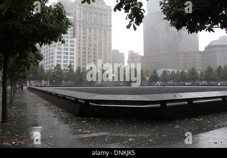 Tempo piovoso al National September 11 Memorial in New York Foto Stock