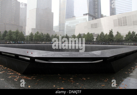 Tempo piovoso al National September 11 Memorial in New York Foto Stock