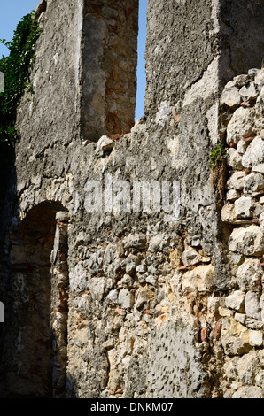 Ha rovinato i muri di pietra-casa di costruzione Foto Stock