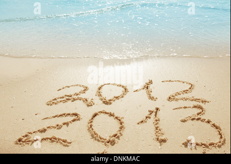 Le cifre del 2012 e 2013 sulla sabbia della spiaggia - Concetto di nuovo anno e passare del tempo Foto Stock