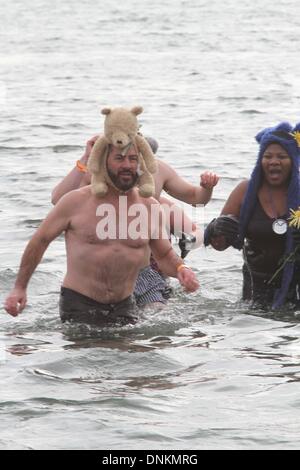 New York, New York, Stati Uniti d'America. 1a gen, 2014. Annuale Orso Polare immergere il giorno di nuovi anni . Nuotatori eseguire nell'acqua di Coney Island Beach a Brooklyn N.Y. nell'Oceano Atlantico per iniziare il nuovo anno. © 2013 Credit: Bruce Cotler/Globe foto/ZUMAPRESS.com/Alamy Live News Foto Stock