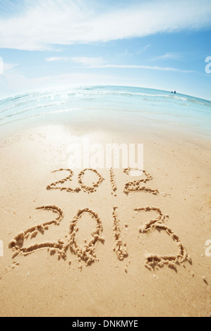 Le cifre del 2012 e 2013 sulla sabbia della spiaggia - Concetto di anno nuovo Foto Stock