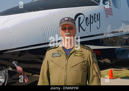 Canadian pilota militare di fronte al suo piano Foto Stock