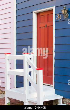 Una coloratissima casa con una porta rossa e blu in facciata storica Annapolis, Maryland. Foto Stock