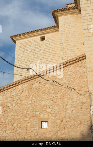 Color miele muratura in pietra su edifici di grandi dimensioni nel centro di Binissalem, Maiorca, Spagna. Foto Stock